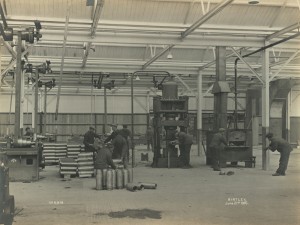 Pressing the copper band on each shell, June 1916 (TWAM ref. 1027/271)