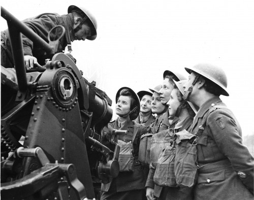 ATS girls preparing to work with AA Guns, 1941 [LD & NH Regimental History collection]