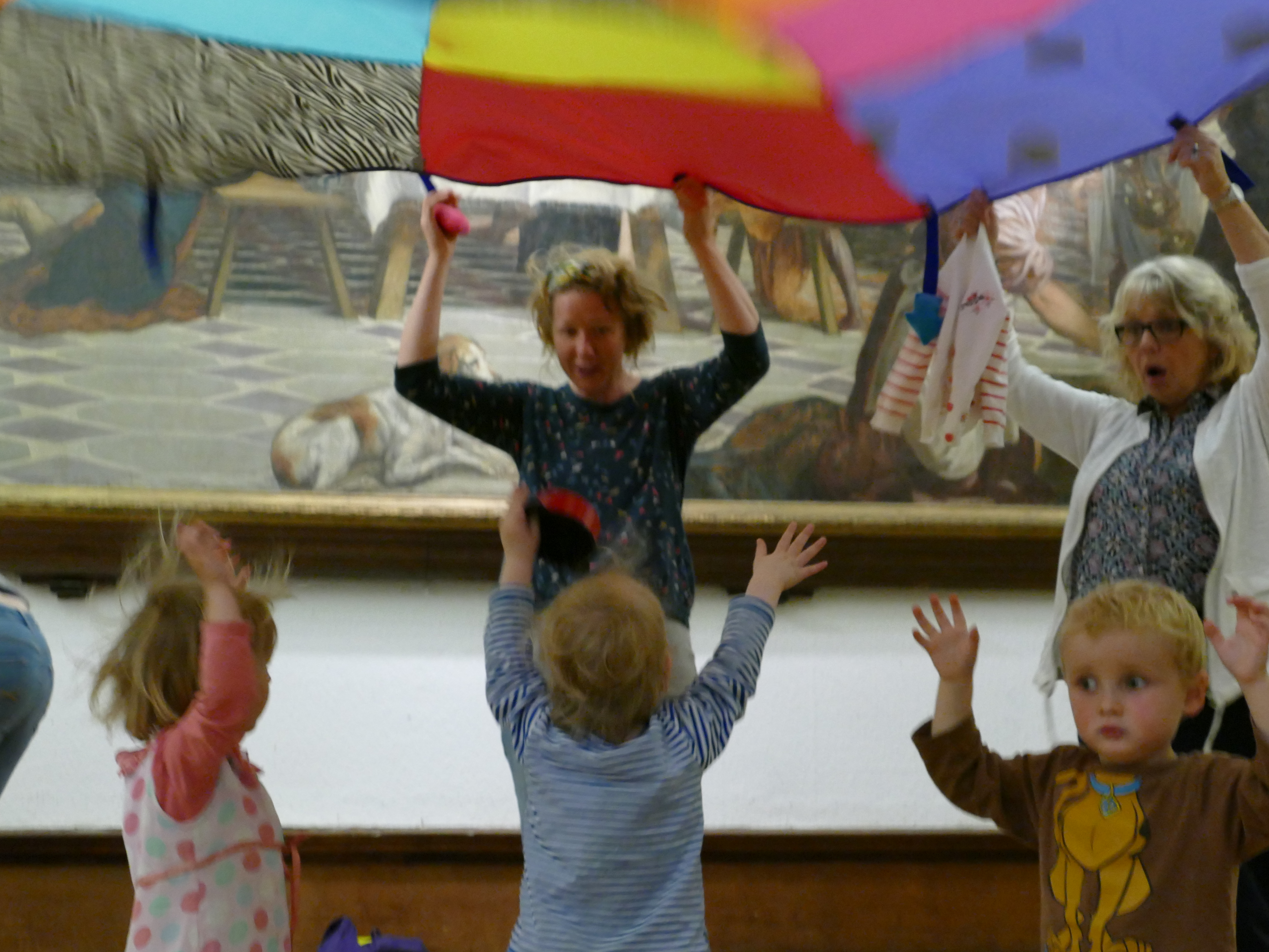 Parachute games in front of the Tintoretto