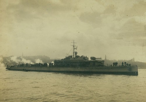 Photograph of First World War Patrol boat P-31 at the mouth of the River Tyne, 1916 (TWAM ref. 1061/988). This vessel was built by John Readhead & Sons, South Shields.